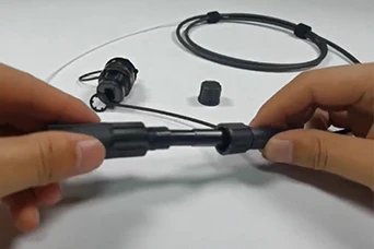Conector r&aacute;pido preterminado reforzado impermeable Corning Opti-tap instalable en campo