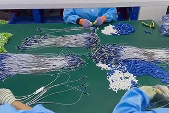 Producci&oacute;n y ensamblaje de divisores de fibra &oacute;ptica