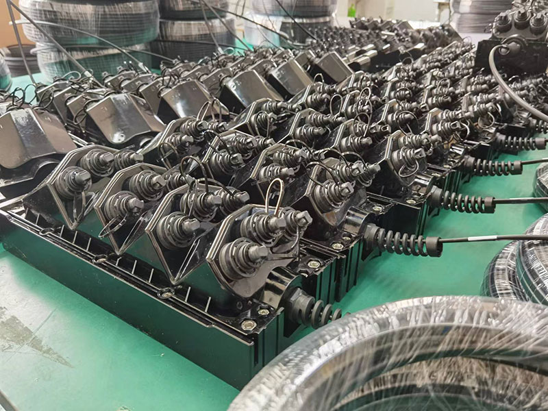 Terminal de servicio multipuerto de 8 puertos con cable alimentador de 8 fibras preterminado, localizable o dieléctrico, disponible de 50 a 2000 pies