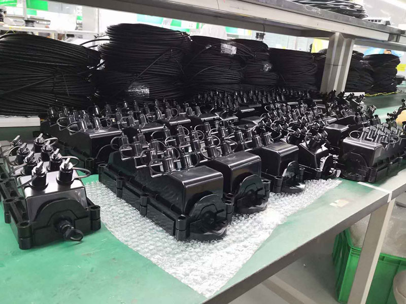Terminal de servicio multipuerto de 8 puertos con cable alimentador de 8 fibras preterminado, localizable o dieléctrico, disponible de 50 a 2000 pies