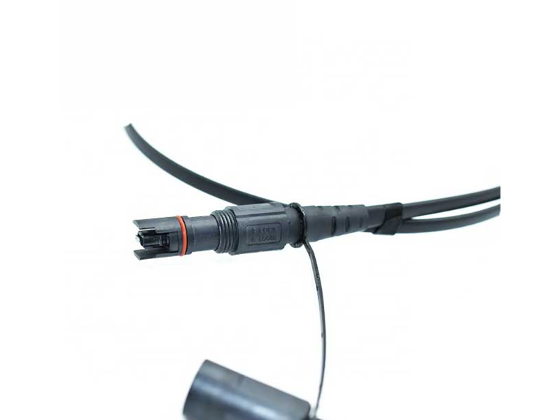 Terminal de servicio multipuerto de 4 puertos con cable alimentador de 4 fibras preterminado, localizable o diel&eacute;ctrico, disponible de 50 a 2000 pies
